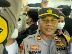 Kapolsek Tenjo Naik Kereta Api Pastikan Arus Balik Mudik Aman