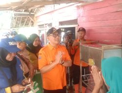 Tengok Korban Banjir Leuwisadeng, Plt Bupati Bogor Berikan Uang Sewa untuk Rumah Rusak Berat