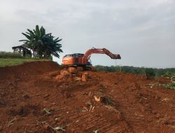 Tak Ada Kejelasan dari Pemkab Bogor, Warga Sukajaya Ini Bangun Huntap Secara Swadaya