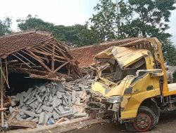 Truk Maut Bermuatan Bata Hebel Hantam 2 Rumah di Tenjolaya, 1 Orang Tewas