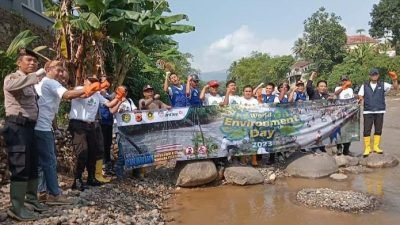 Hari Lingkungan Hidup, PT Antam Bersama Ratusan Warga Nanggung Kompak Bebersih Sungai Cikaniki
