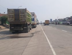Ogah Masuk Jembatan Timbang, Puluhan Truk Muatan Berat Parkir di Bahu Jalan Salabenda