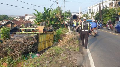 Sopir Diduga Ngantuk, Truk Bawa Kayu Terguling di Ciampea, 2 Orang Meninggal Dunia