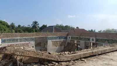 Diduga Termakan Usia, Bangunan Masjid di Gunung Picung Pamijahan Ambruk