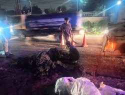 Ngeriii, Lumpur Limbah B3 yang Tumpah di Tlajung Udik Diangkut Pakai Tangan Tanpa Safety