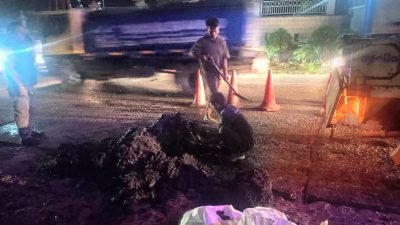 Ngeriii, Lumpur Limbah B3 yang Tumpah di Tlajung Udik Diangkut Pakai Tangan Tanpa Safety