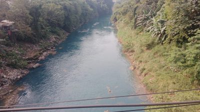 Diduga Dicemari Limbah Perusahaan, Air Sungai Cileungsi Berwarna Biru