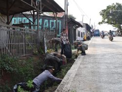 Peduli Lingkungan, Kapolsek Cigudeg Bebersih Sampah Bareng Forkompimcam dan Warga