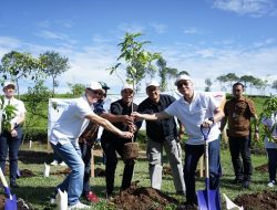 Dedie Rachim dan Astra Finance Tanam 6.600 Pohon di KM 0 Ciliwung