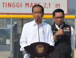 Momen Ridwan Kamil Acungkan Jempol Saat Jabar Disebut Jokowi Sebagai Juara Investasi