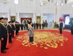 Jokowi Anugerahkan Tanda Kehormatan Kepada 18 Tokoh, Ini Nama-namanya
