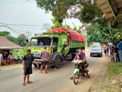 Gagal Ngerem, Truk Bermuatan Tanah Seruduk Colt Diesel dan 5 Motor di Tanjungsari