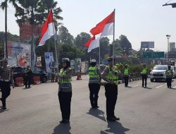 Selama 3 Menit Polisi dan Pengendara di Jalur Puncak Bogor Hormat Bendera