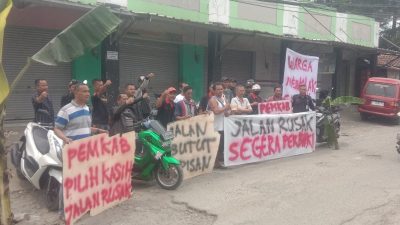 Tuntut Perbaikan Jalan Rusak, Warga Desa Cinangka Ciampea Tanam Pohon Pisang di Tengah Jalan