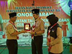 Dedie Rachim Sematkan Tanda Penghargaan di Bulan Bakti Pramuka