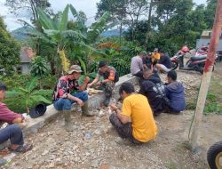 Antipasi Longsor Saat Musim Hujan, Warga Gunung Geulis dan Babinsa Kompak Bersih-Bersih Lingkungan