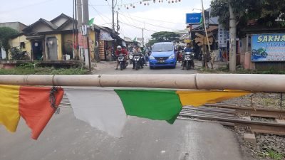 Palang Pintu Perlintasan Kereta di Parung Panjang Pakai Bambu Tanpa Penjagaan Petugas Dikeluhkan Warga