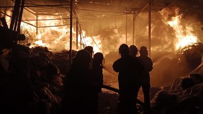 Diduga Akibat Bakar Sampah, Gudang Limbah Plastik di Citeureup Ludes Dilalap Api