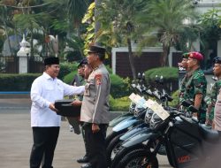 Menhan Prabowo Serahkan 100 Motor Trail Listrik ke TNI-Polri