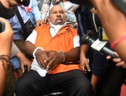 Lukas Enembe Divonis 8 Tahun Penjara, Hak Politik Dicabut Selama 5 Tahun