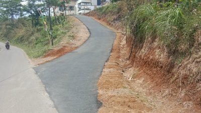 Waw, Jalan Menuju Kantor Kecamatan Sukajaya Langsung di Aspal Jelang Kedatangan Bupati Bogor, Seuatu?