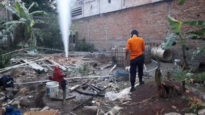 Gali Sumur, Warga Sukaraja Digegerkan Semburan Gas Bercampur Air