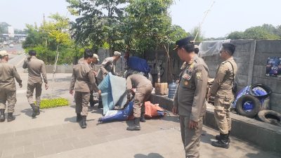Satpol PP Kabupaten Bogor Tertibkan PKL di Trotoar Jalan Alternatif Sentul