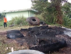 Dekat Gardu Listrik, Tumpukan Limbah Ban Bekas Terbakar di Jalan Raya Kalong Leuwisadeng