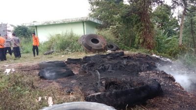Dekat Gardu Listrik, Tumpukan Limbah Ban Bekas Terbakar di Jalan Raya Kalong Leuwisadeng