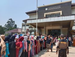 Ratusan Emak-emak di Cigudeg Ini Rela Antre Kepanasan Demi Bantuan Tunai dari Pemerintah