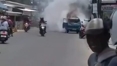 Diduga Korsleting, Mobil Angkot Ludes Terbakar di Parung