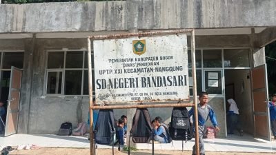 Waduh, Minim Ruang Kelas, Siswa SDN Bandasari Nanggung Belajar di Teras Sekolah