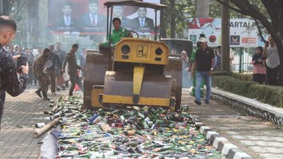 Bupati Iwan Setiawan Musnahkan 6.000 Botol Miras Hasil Razia Nobat