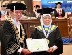 Gubernur Khofifah Indar Parawansa Raih Doktor Honoris Causa Bidang Ilmu Ekonomi dari Unair