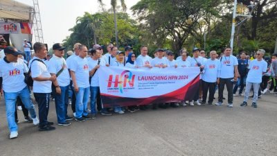 Menteri Teten Masduki Ikuti Jalan Santai Launching HPN 2024 di Silang Monas