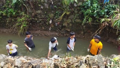 Gandeng BPBD dan Ajak Siswa Binaan, SKCK Goes To School Polresta Bogor Kota Bersihkan Puing Longsor