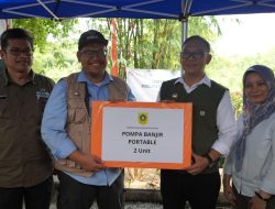 Minimalisir Banjir, Bupati Iwan Setiawan Berikan Bantuan Pompa Air ke Warga Desa Bojong Kulur