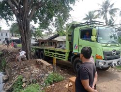 Ya Ampun! Truk Bertonase Besar Lewat Jalan Desa Tlajung Udik, Warga: Jalan Bisa Rusak