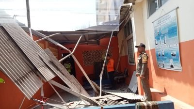 Musala dan Bangunan Kelas SDN Kemang 2 Ambruk Diterjang Angin Kencang