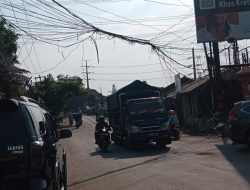 Ancam Keselamatan Pengendara, Kabel Optik Acak-acakan di Gunung Putri Malah Dibiarkan Pemkab Bogor