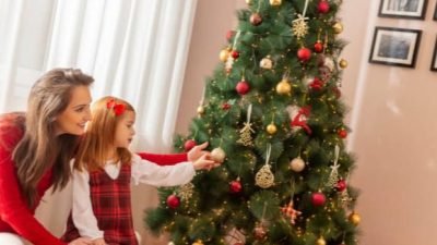 Menghias Pohon Natal Ternyata Bermanfaat Bagi Kesehatan, Apa Saja?