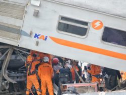 4 Korban Tewas Insiden Kereta KA Turangga Vs KA Bandung Raya Berhasil Dievakuasi