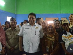 Airlanggga Hartarto Salurkan BLT Beras 10 Kg kepada 2.200 KPM di Cibinong