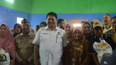 Airlanggga Hartarto Salurkan BLT Beras 10 Kg kepada 2.200 KPM di Cibinong
