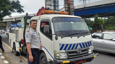Respon Aduan Masyarakat Nagrak, Kepala UPT Dishub Wilayah 2 Langsung Perbaiki PJU Mati