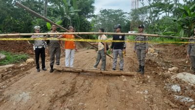 Sebabkan Banyak Pengendara Terjatuh Karena Ceceran Tanah 3 Galian di Cariu Disegel
