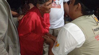 Caleg Yusuf Kiat Blusukan ke Kampung di Gunung Putri, Minta Doa Mak Enat Sambil Terharu