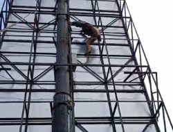 Penuh Pengorbanan, Anggota Panwascam Kemang Panjat Billboard Tertibkan APK di Masa Tenang Hari Ke 2