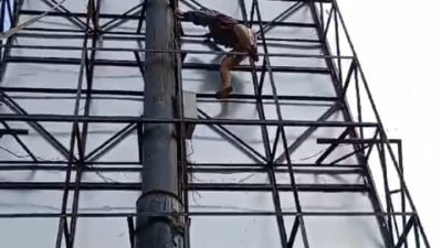 Penuh Pengorbanan, Anggota Panwascam Kemang Panjat Billboard Tertibkan APK di Masa Tenang Hari Ke 2