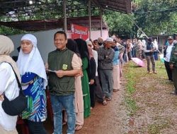 Meski Diguyur Hujan, Warga Ciangsana Tetap Antusias Datangi TPS